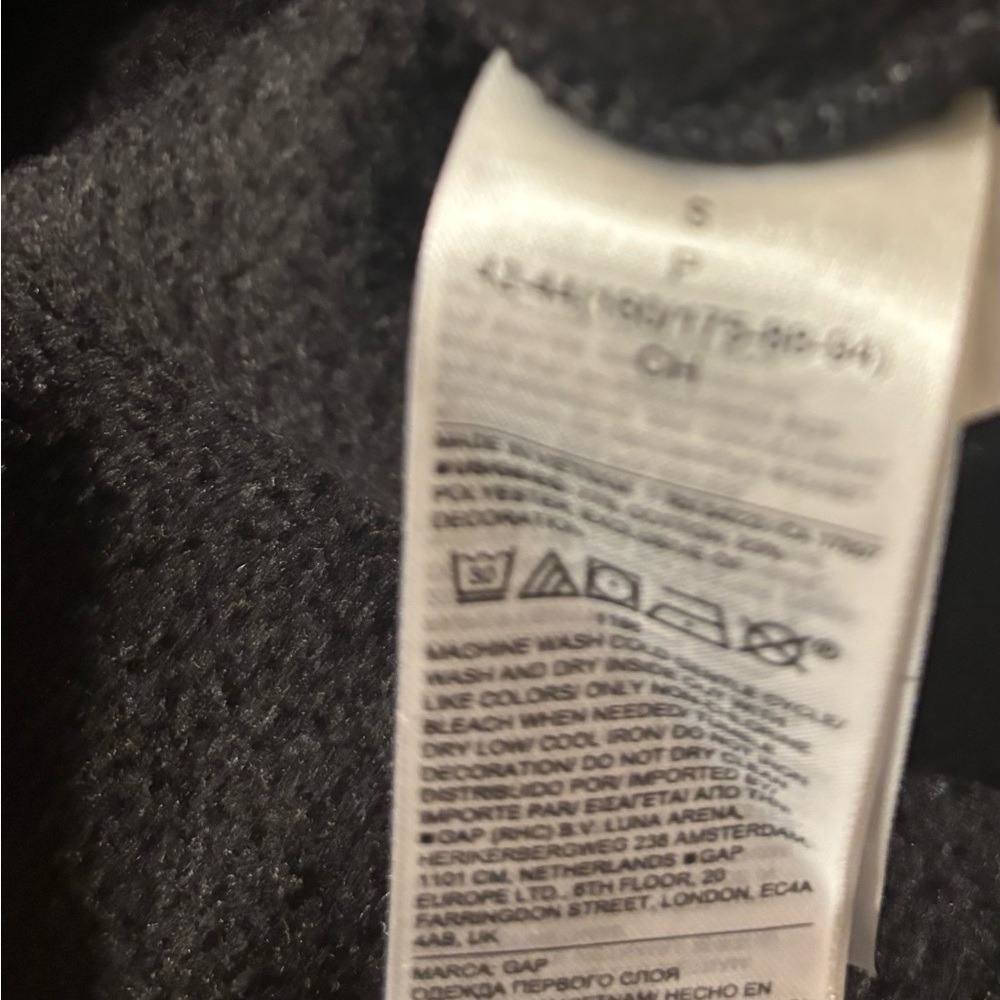 GAP Black Crewneck Sweatshirt with Logo Tag - Picture 6 of 9